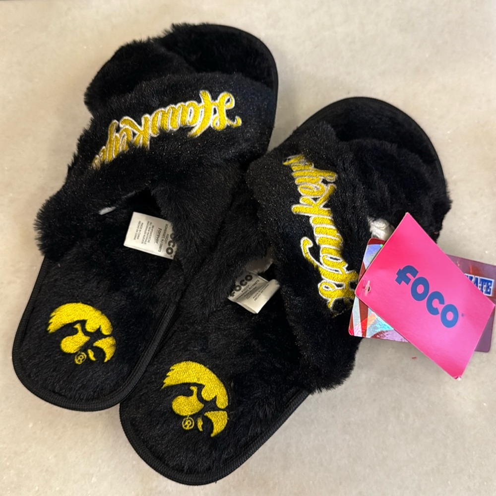 NWT Iowa Hawkeyes Fuzzy Slippers